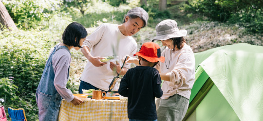 山でキャンプを楽しむ家族