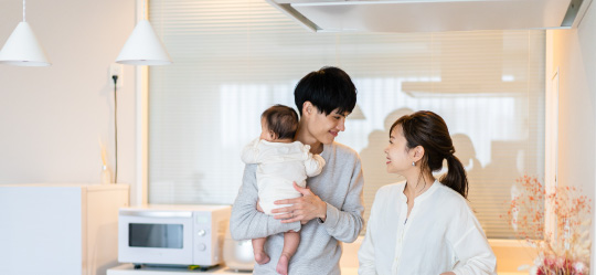 赤ちゃんを抱く若い夫婦