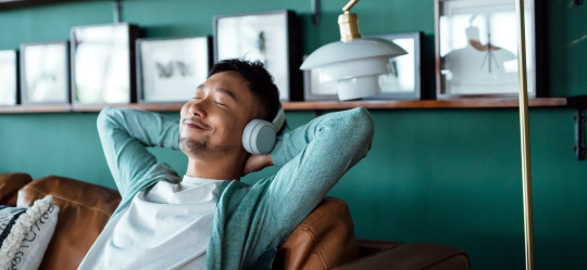 リラックスした男性