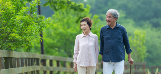 散歩をするシニア世代の夫婦