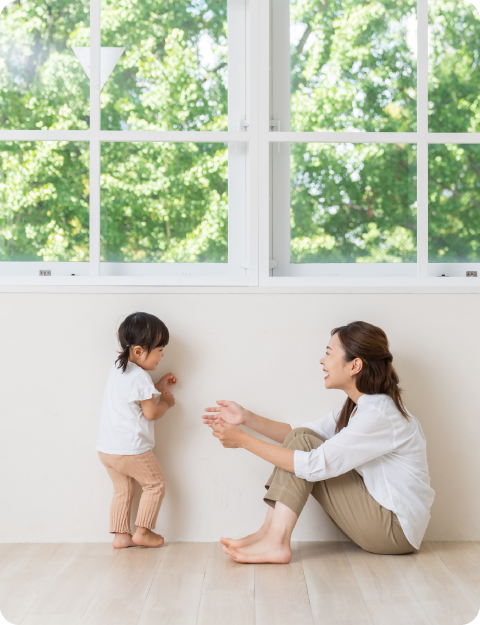 家で過ごす親子