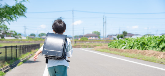 登下校中の小学生