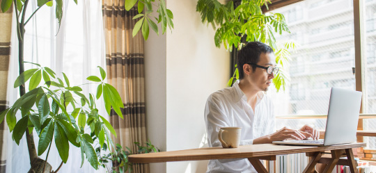 自宅で仕事をする男性