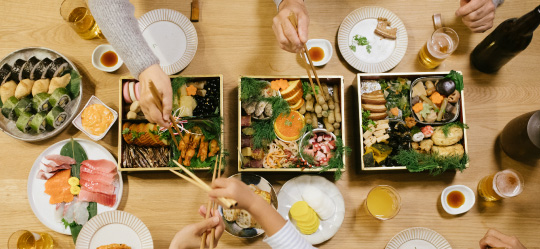 おせち料理を食べる人々